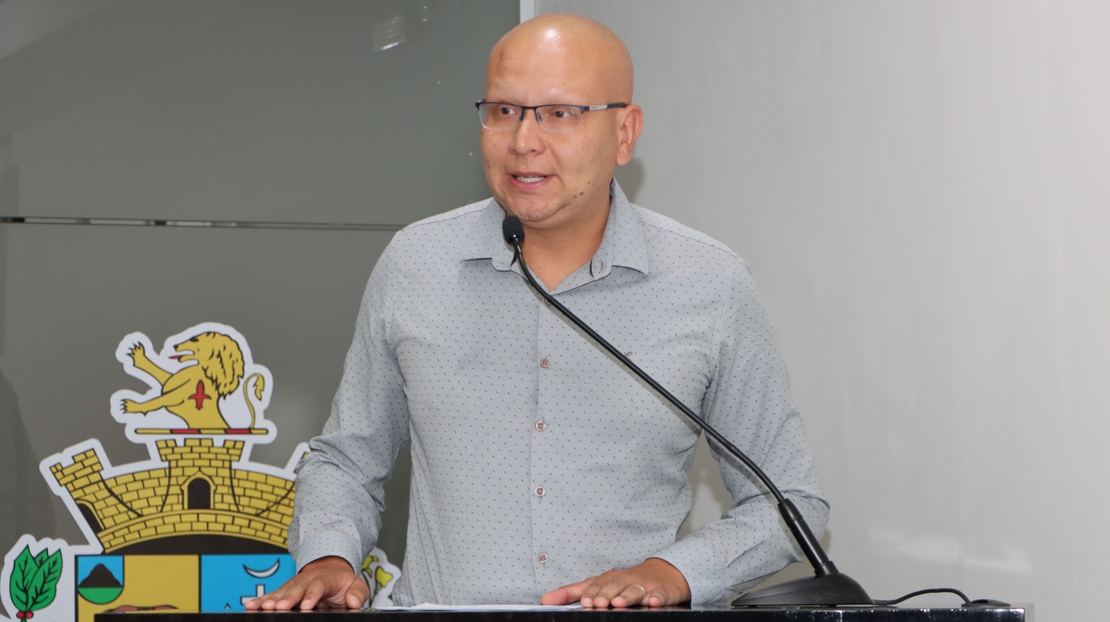 JOÃO ÉDER SOLICITA RETIRADA DE LIXO E ENTULHO E A REALIZAÇÃO DE LIMPEZA EM ÁREA NO BAIRRO DOS MIRANDAS