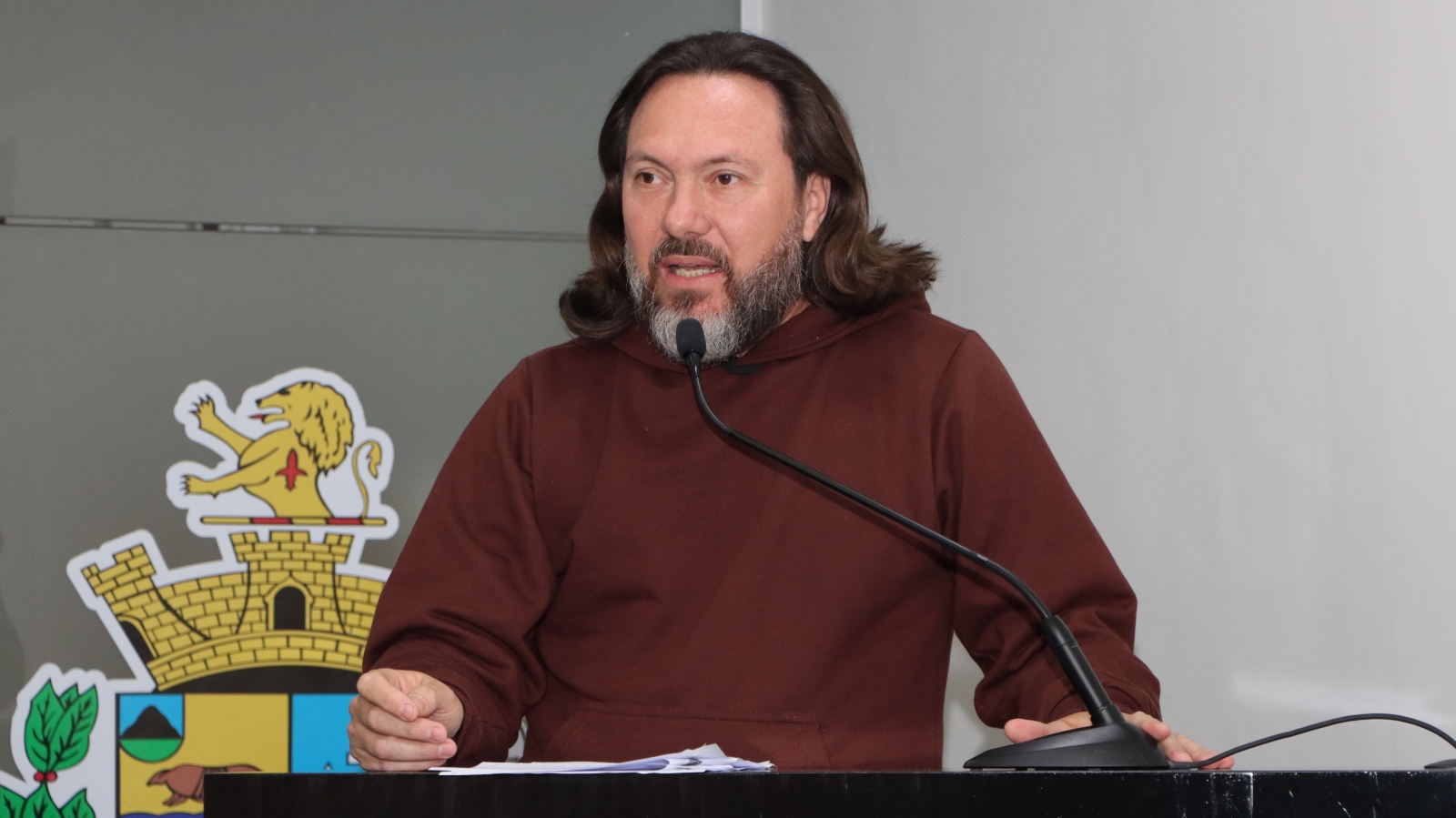 MAURÍCIO COUTO DENUNCIA FALTA DE MÉDICO PARA PEQUENAS CIRURGIAS 