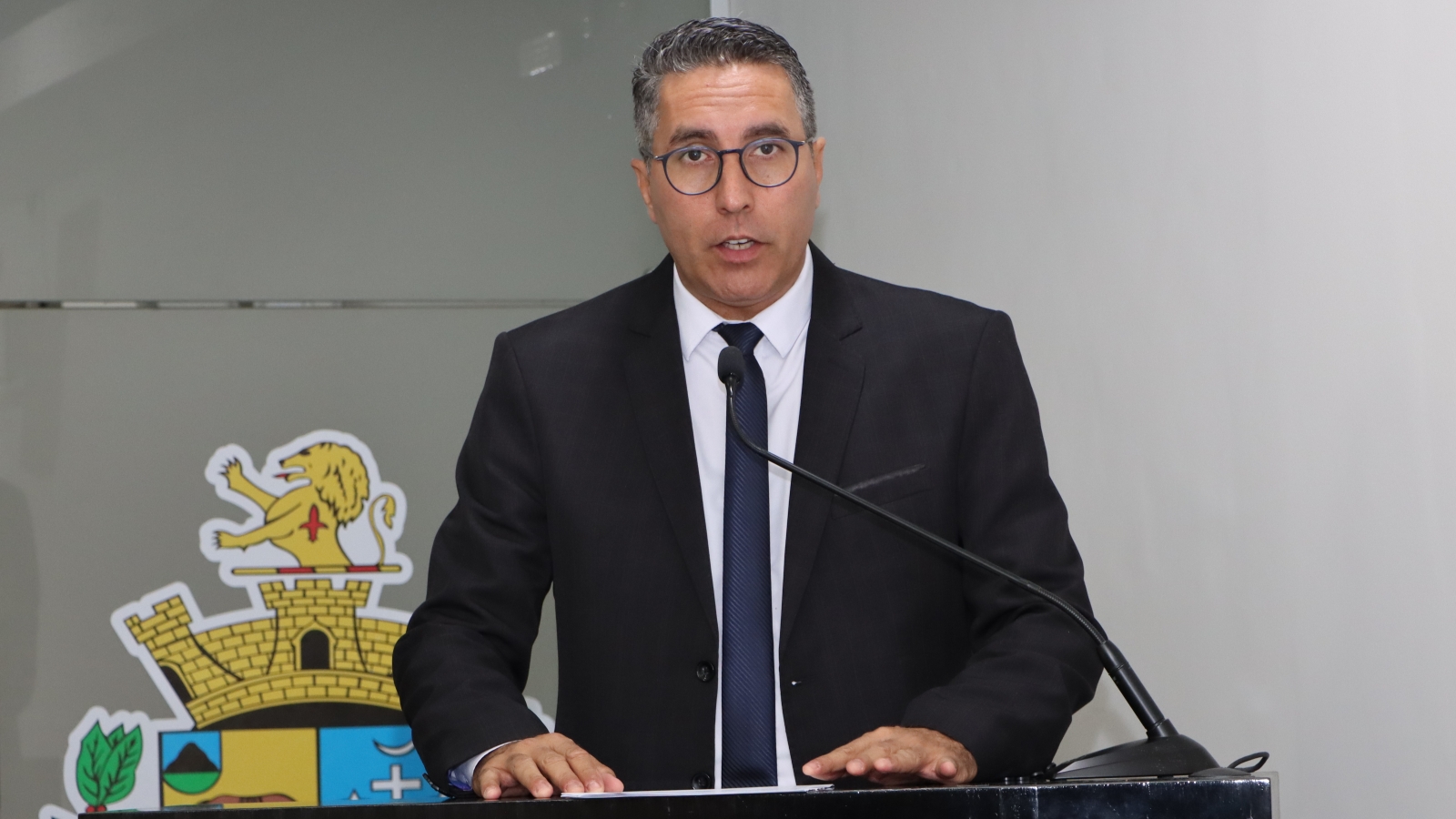 LEANDRO MAGRÃO FAZ MOÇÃO DE APLAUSOS AO PADRE LORIVAL DE OLIVEIRA PEDRO 