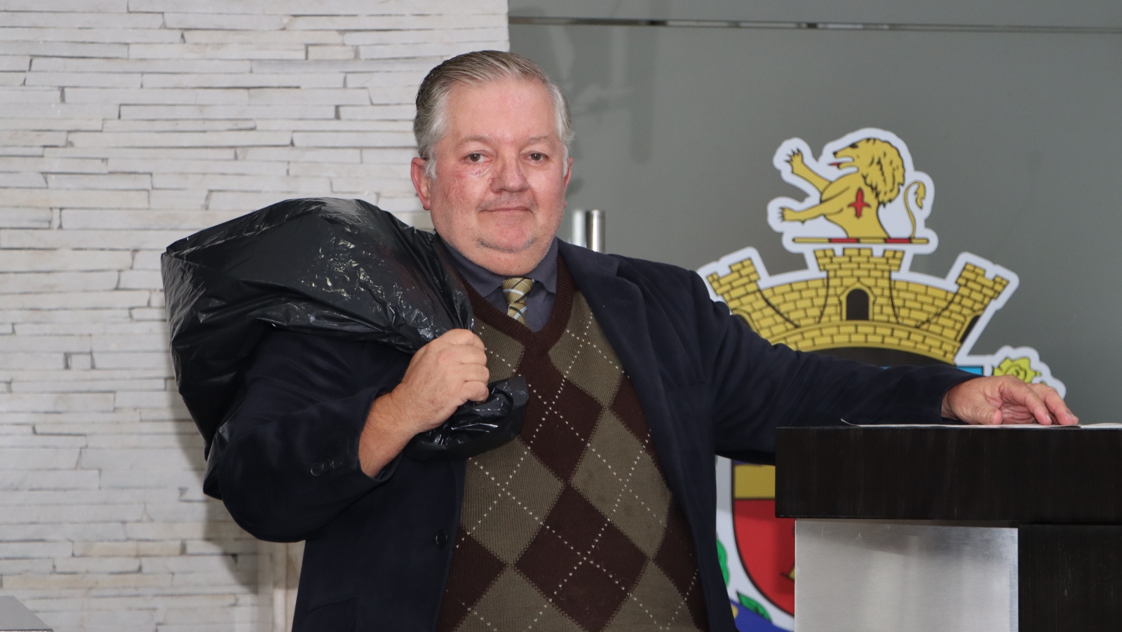 EDUARDINHO PERBELINI REIVINDICA SOLUÇÃO PARA ANIMAIS MORTOS E ANIMAIS SOLTOS EM TATUÍ