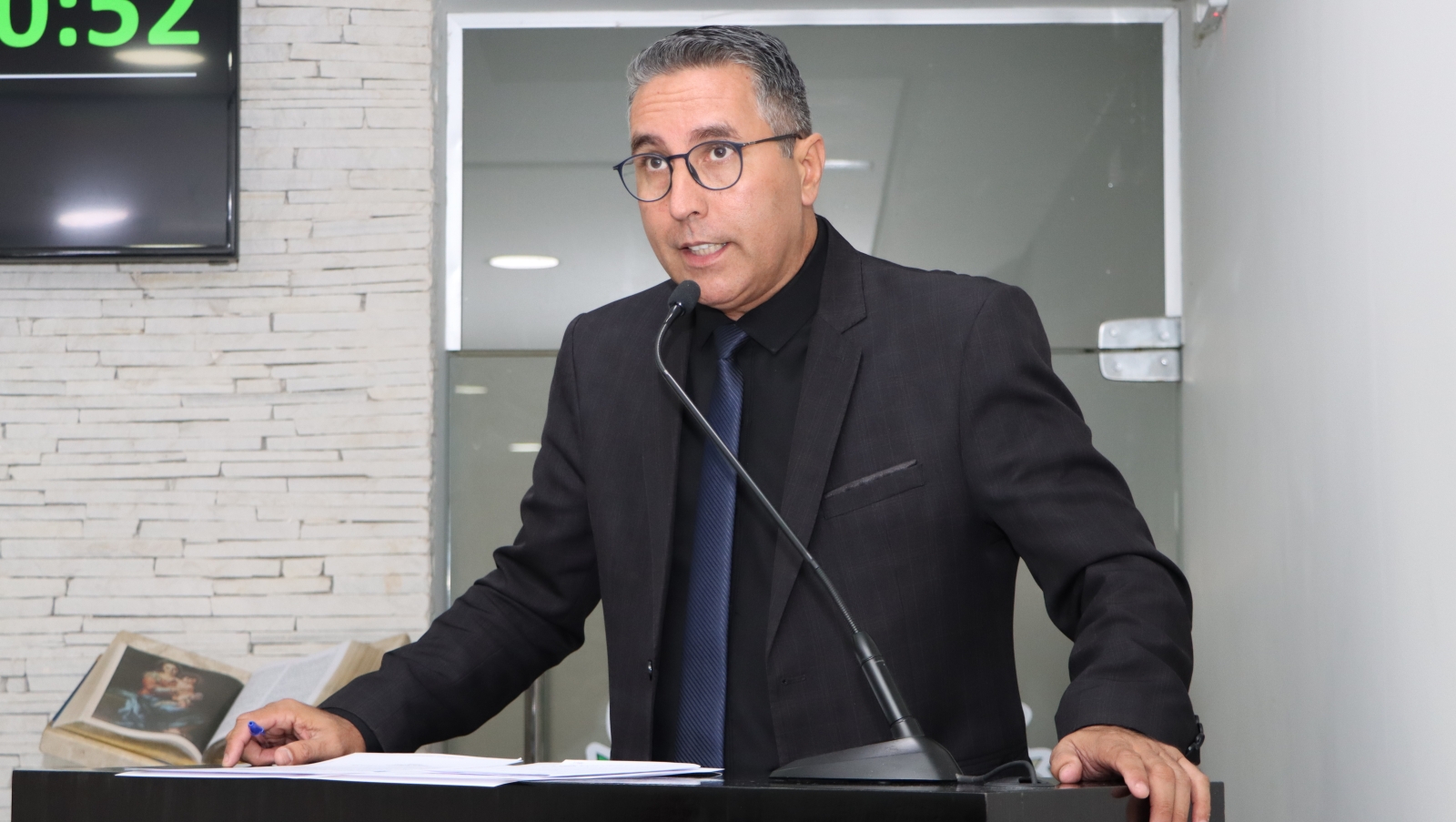 LEANDRO MAGRÃO DESTACA DEMANDAS SOBRE SEGURANÇA PÚBLICA, LIMPEZA DE TERRENO PELA SABESP E RETIRADA DE FIAÇÃO OBSOLETA EM VIAS