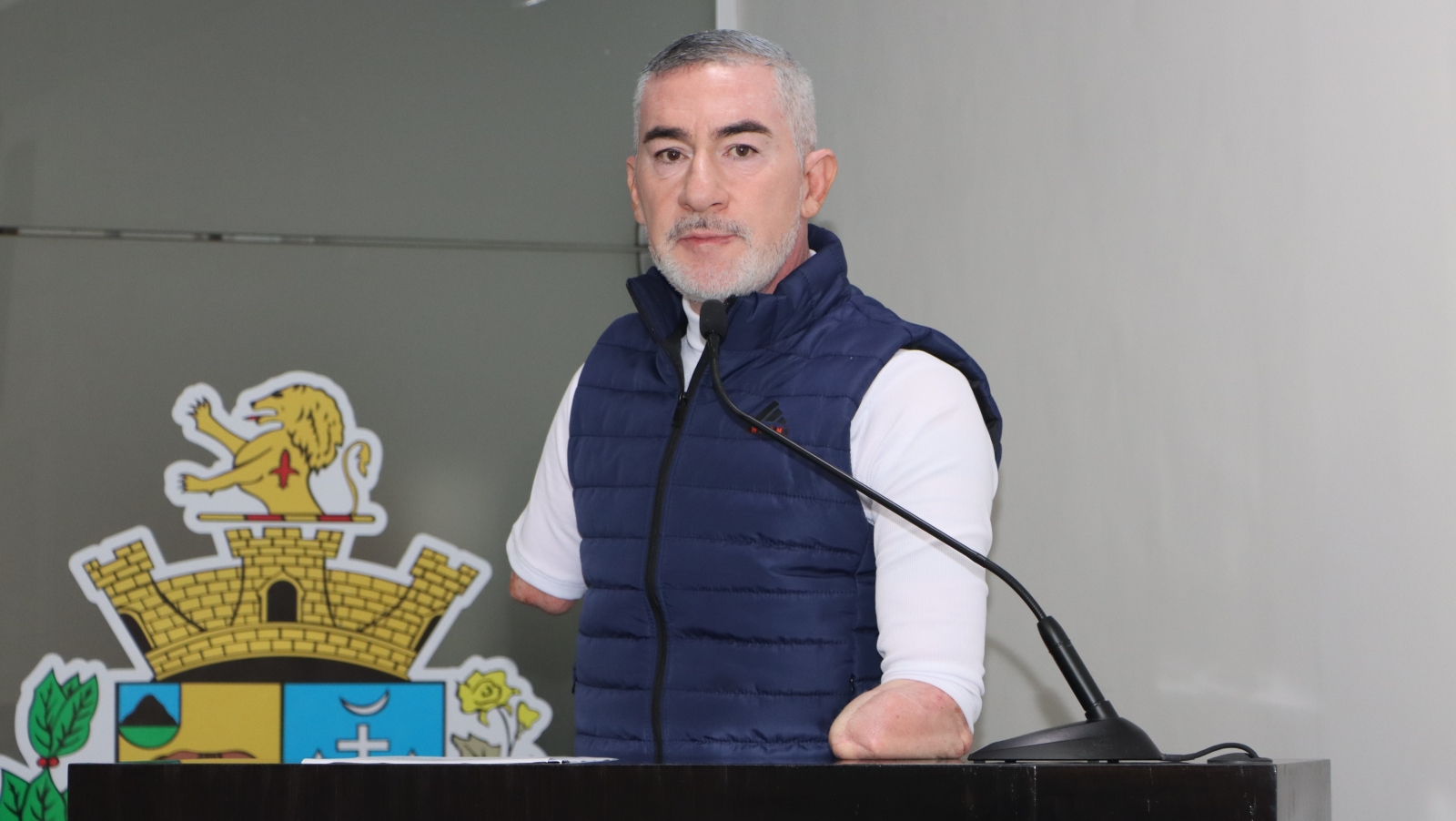 VADE MANOEL SUGERE INSTALAÇÃO DE ACADEMIA E PARQUE INFANTIL NO PAÇO MUNICIPAL