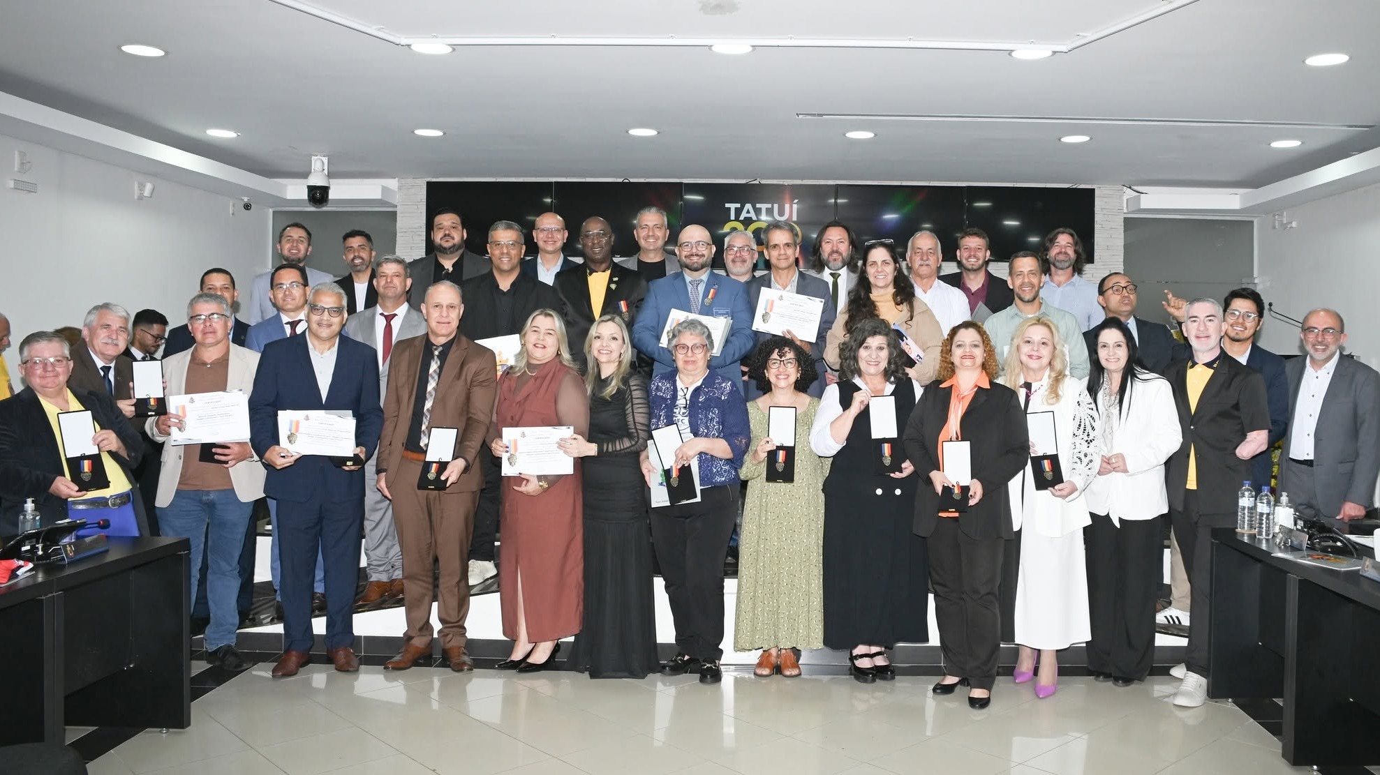 CÂMARA HOMENAGEIA 51 ENTIDADES COM A MEDALHA COMEMORATIVA “TATUÍ 200 ANOS”