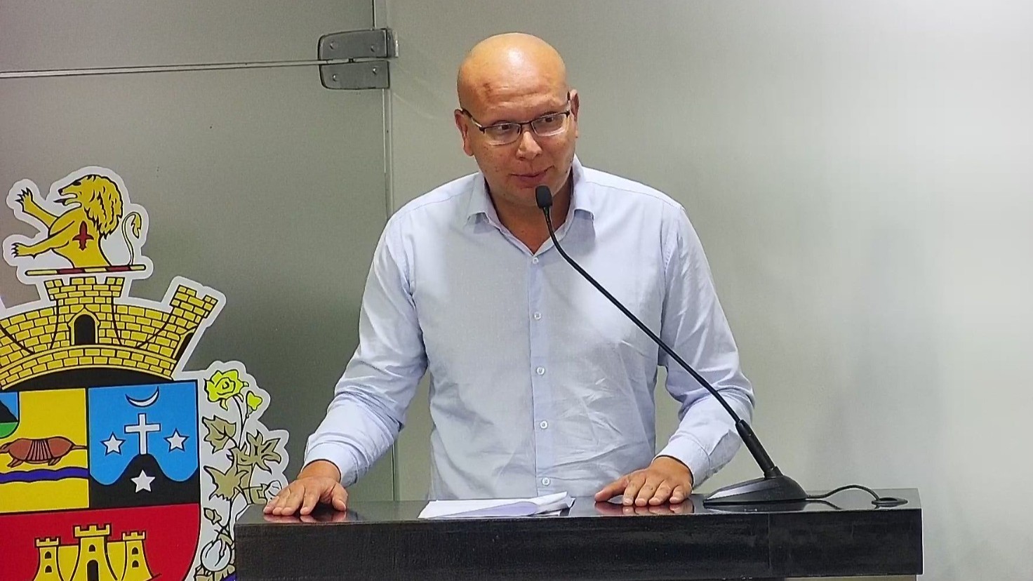 JOÃO ÉDER REITERA QUESTIONAMENTO REFERENTE À CONTRATAÇÃO DE NEFROLOGISTA