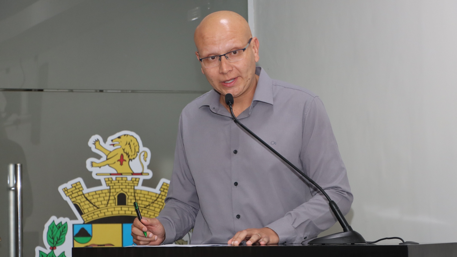 JOÃO ÉDER REQUER NOTIFICAÇÃO DA SABESP POR REPAROS MALFEITOS NO ASFALTO	
