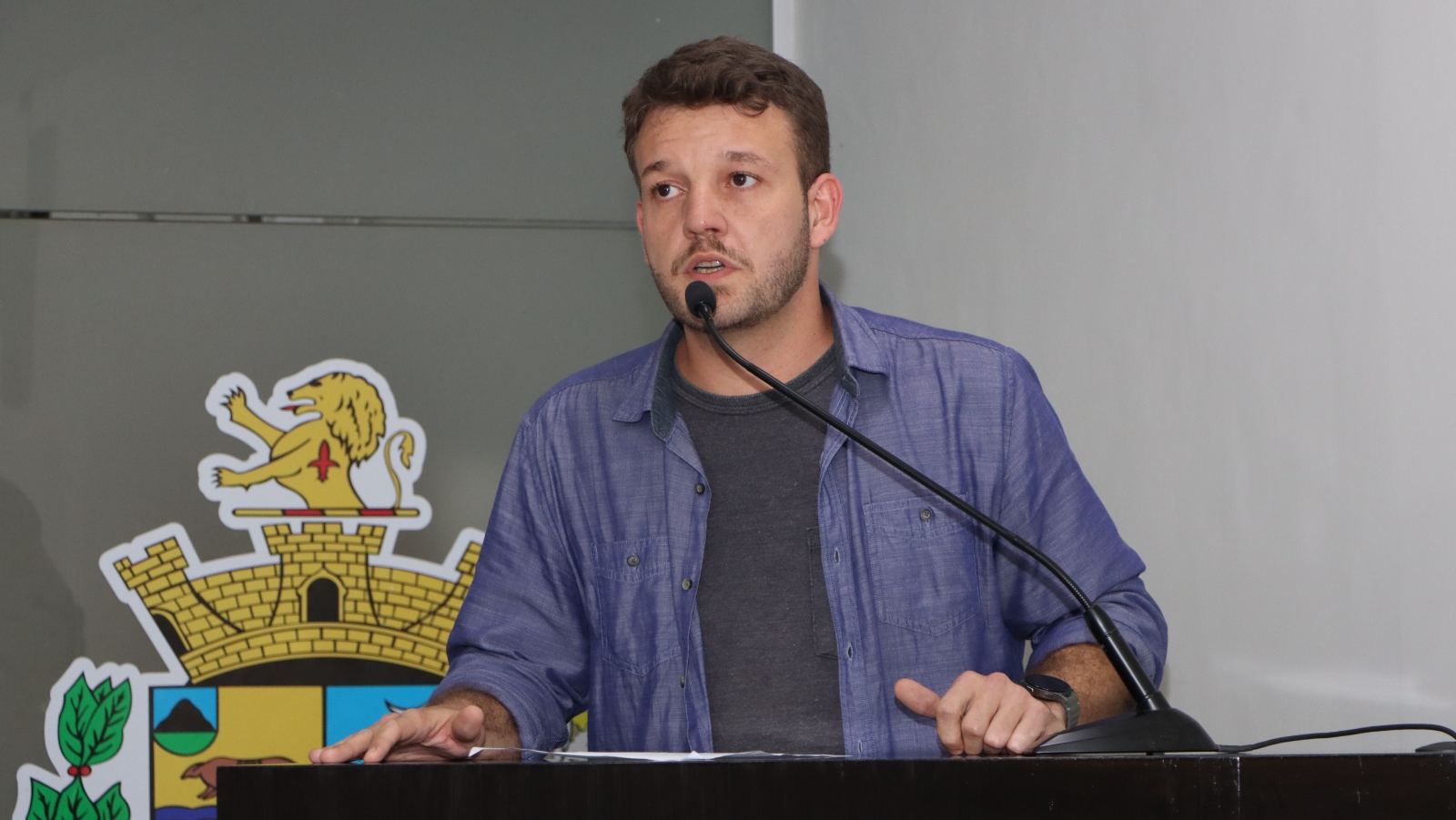 KELVIN RELATA ATRASO E ERROS NA ENTREGA DE UNIFORMES NA REDE MUNICIPAL