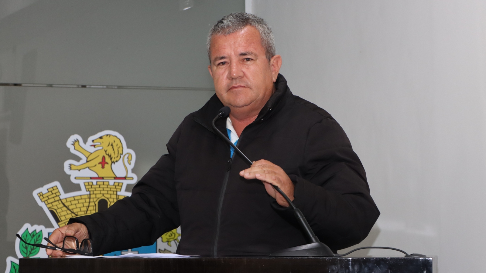 MÁRCIO DO SANTA RITA PLEITEIA MELHORIAS NA CALÇADA DO TRECHO ATÉ O CONDOMÍNIO PORTAL CORES DA VIDA