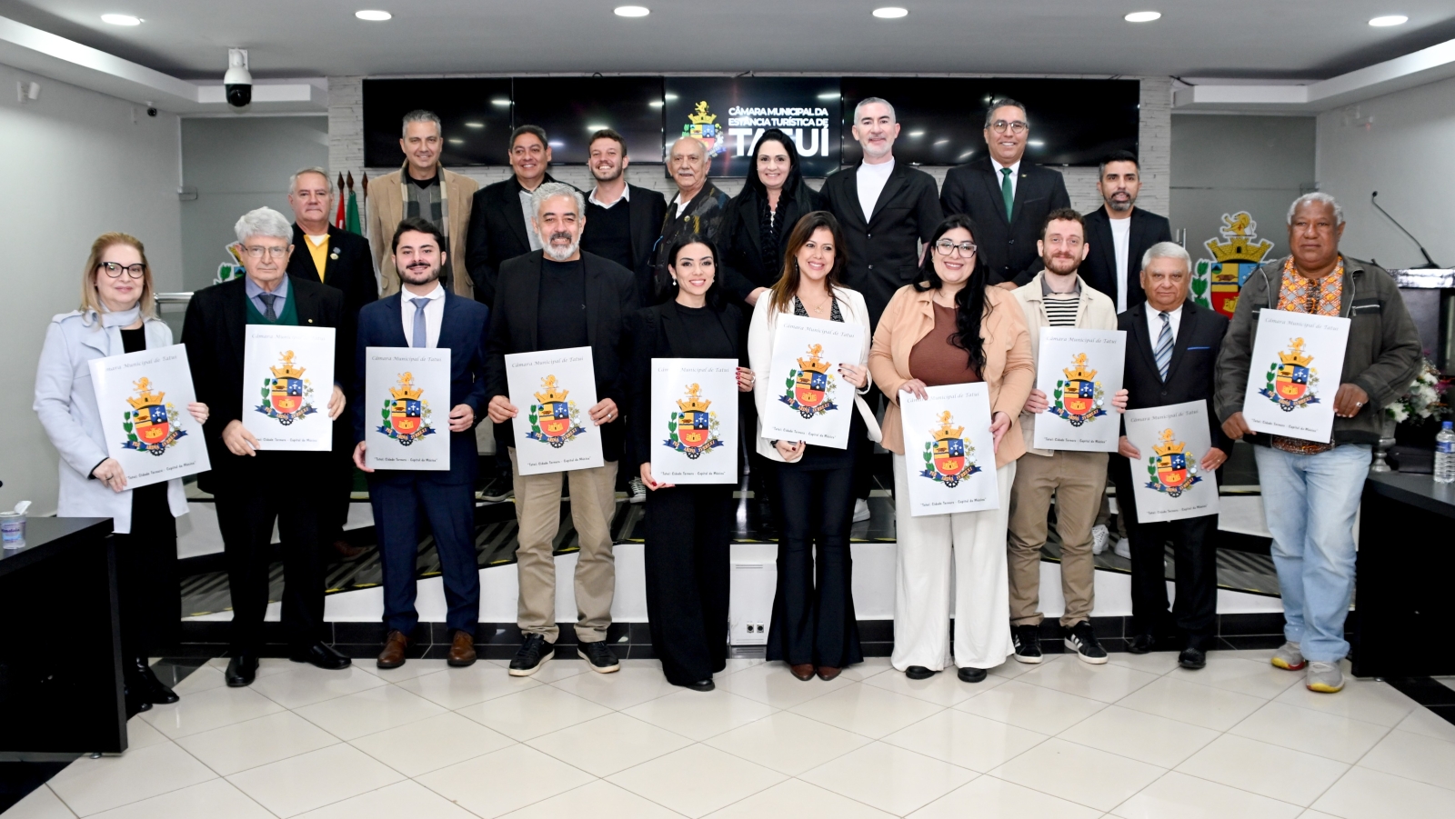 DEZ TÍTULOS DE CIDADANIA SÃO ENTREGUES EM SESSÃO SOLENE NA CÂMARA DE TATUÍ