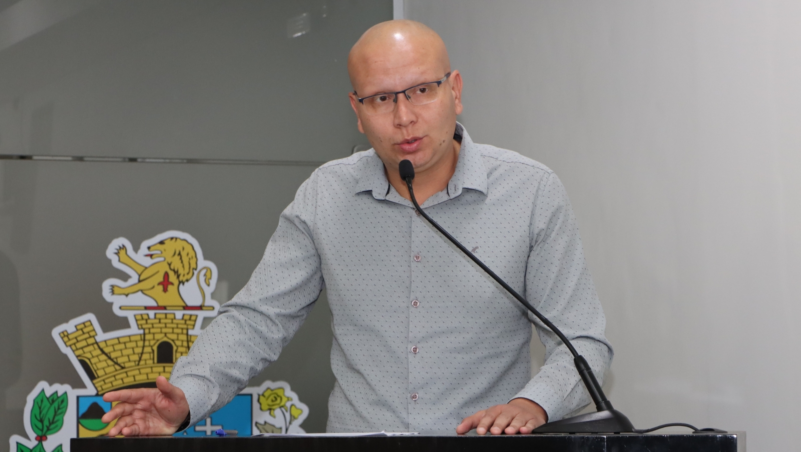 JOÃO ÉDER FAZ COBRANÇA SOBRE APARELHOS DE AR-CONDICIONADO NAS UNIDADES DE SAÚDE