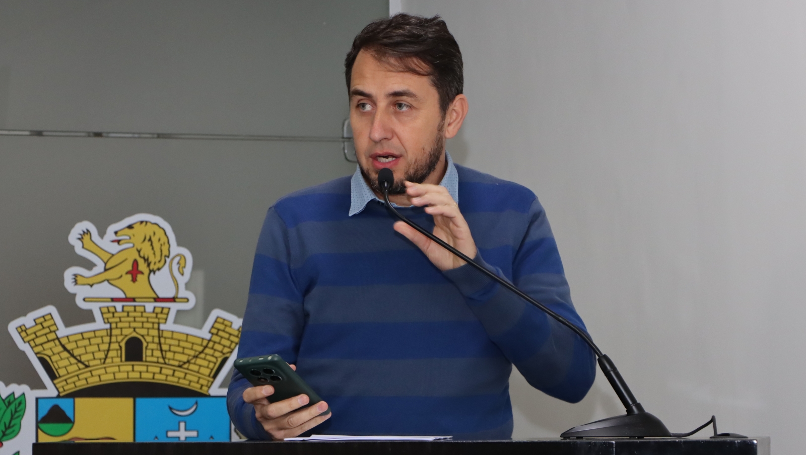 PAULINHO MOTOS RESPONDE SOBRE AR-CONDICIONADO, “KIT LANCHE” E EDITAIS DE FOMENTO À CULTURA