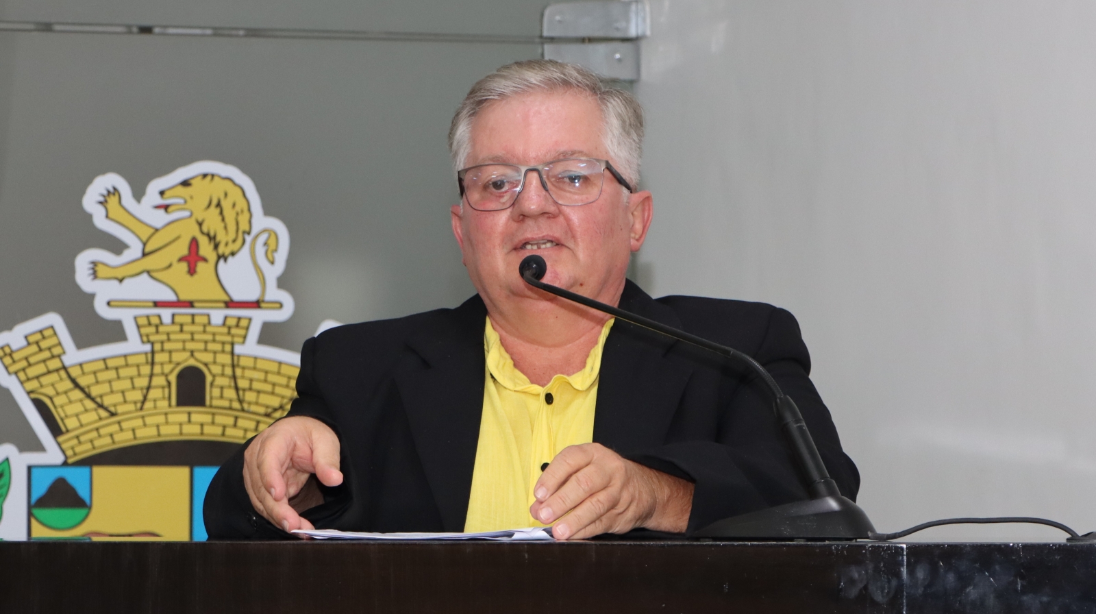 EDUARDINHO PERBELINI APONTA OBRAS INACABADAS NA RUA IMACULADA ANUNCIATA ARAÚJO