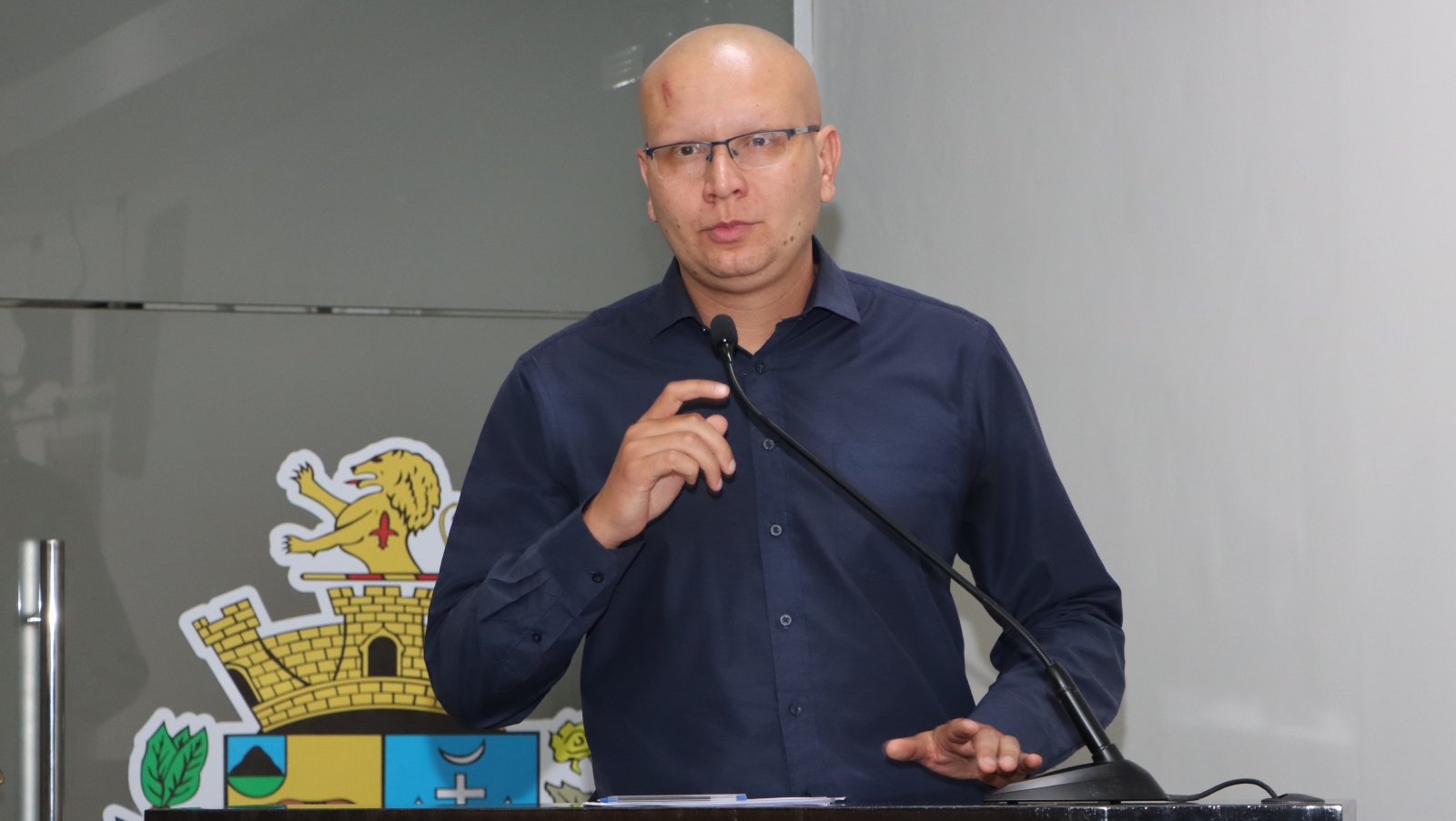 JOÃO ÉDER QUESTIONA DIMINUIÇÃO DOS RECURSOS APLICADOS EM SAÚDE ENTRE 2024 E 2025