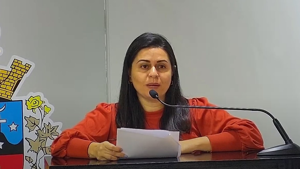 GABRIELA XAVIER PEDE INFORMAÇÕES SOBRE A LICITAÇÃO PARA O HOSPITAL VETERINÁRIO